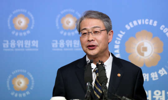 임종룡 신임 금융위원장이 17일 오후 서울 중구 금융위 기자실에서 취임 후 첫 기자간담회를 하고 있다.